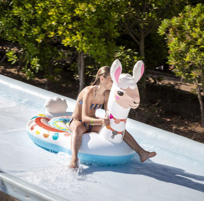 Parco acquatico con scivolo per bambini
