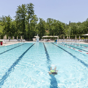 Piscina olimpionica in villaggio vacanze